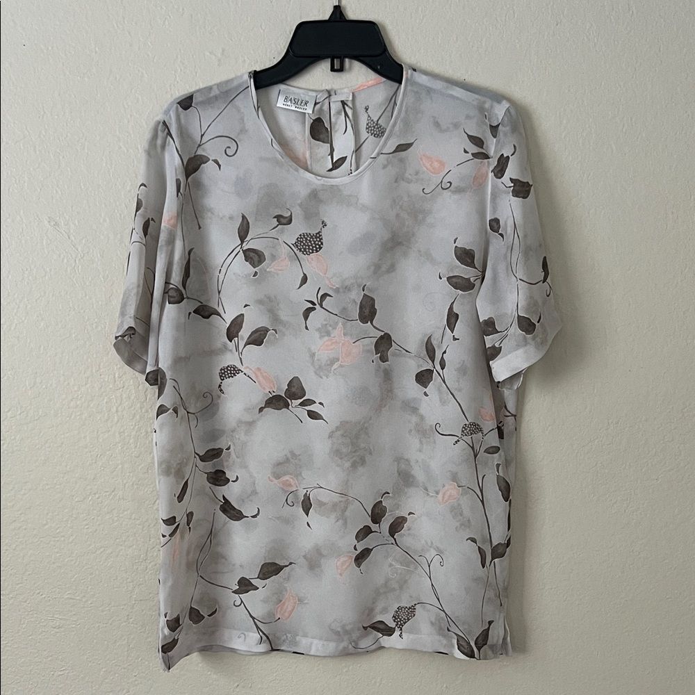 Like New! Basler Floral Short Sleeve Blouse Gray in Size 40 (Medium)